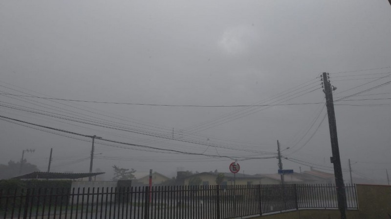 Tarde de domingo com chuva, vento e granizo em Criciúma; mais de 2 mil unidades estão sem energia