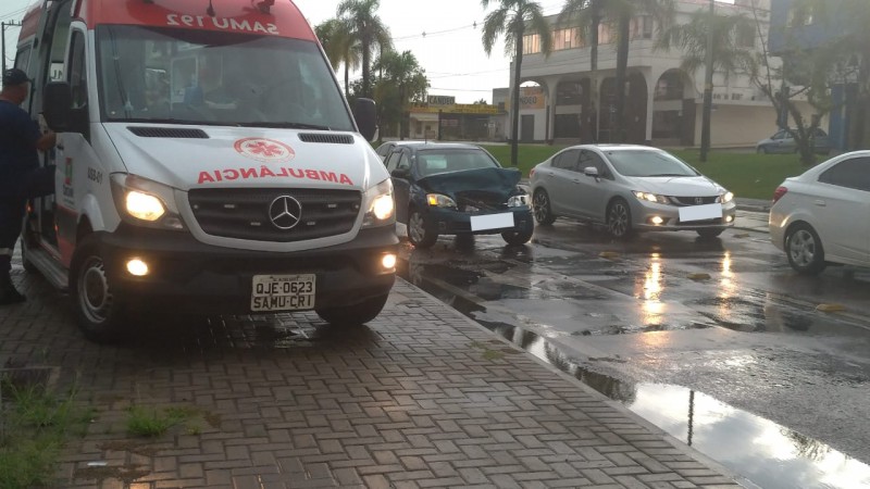 Carros colidem na avenida Centenário, em Criciúma