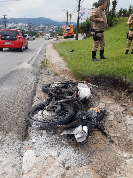 Motociclista colide em caminhão e tem corpo queimado após moto pegar fogo
