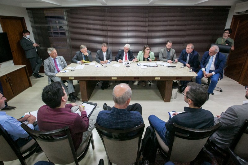 Governo do Estado apresenta proposta para reinserir leite longa vida na cesta básica