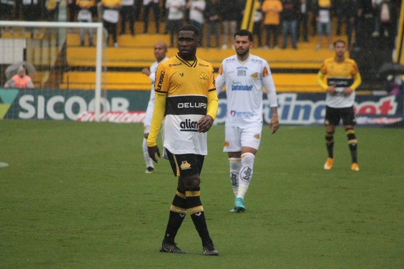 Criciúma anuncia a saída de Negueba