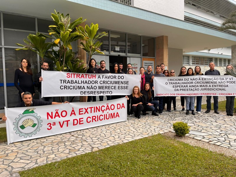 Servidores protestam contra possível transferência de Vara do Trabalho de Criciúma para Itapema
