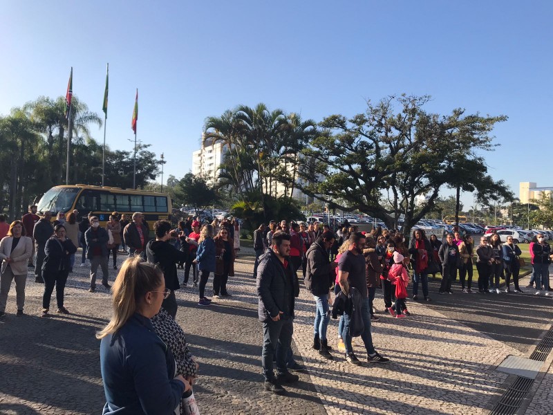 Servidores municipais de Criciúma realizam protesto pedindo reajustes salariais 