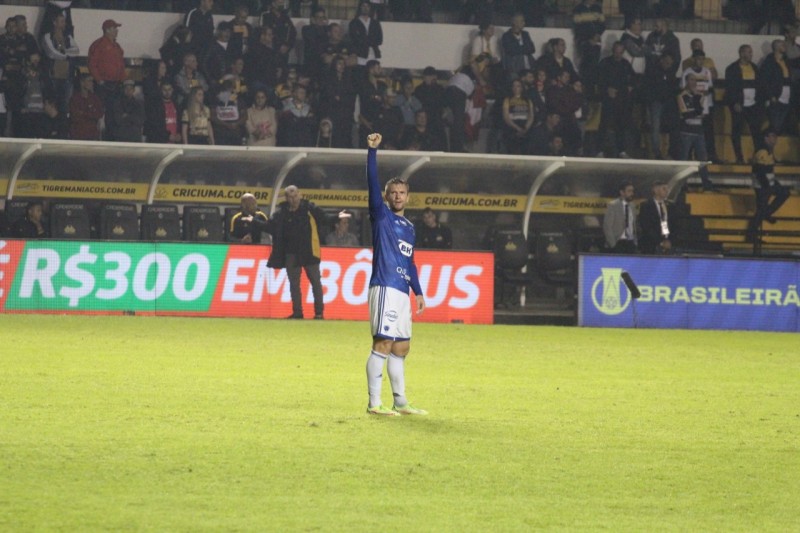 Cruzeiro marca nos acréscimos e vence o Criciúma