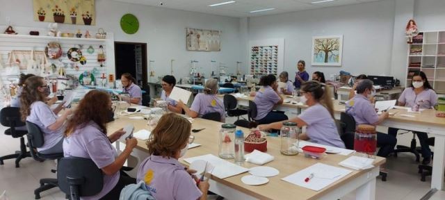 Em Cocal do Sul, potes de vidro descartados viram arte