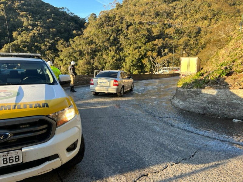 Com pontos de congelamento na pista, Serra do Rio do Rastro está interditada