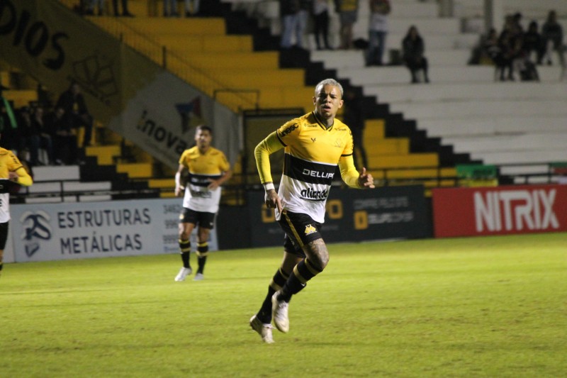 Exames apontam lesão parcial no ligamento cruzado de Rafael Bilu
