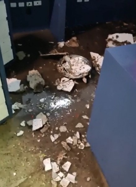 Em Sombrio, parte de teto de hospital desaba por causa da chuva 