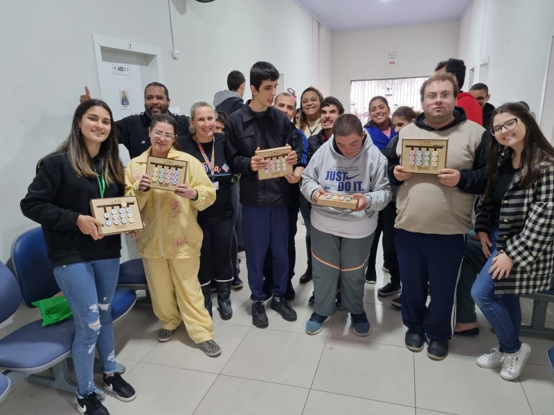 Projeto Vamos Brincar doa brinquedos às instituições de Criciúma