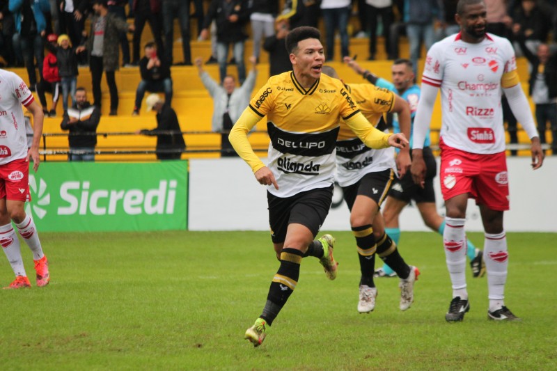 Com gol de pênalti, Criciúma vence o Vila Nova 