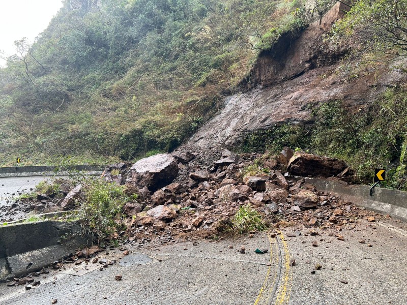 Queda de barreira interdita Serra do Rio do Rastro  