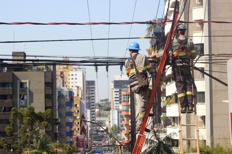 Rompimento de cabos de alta tensão deixa quase 10 mil unidades consumidoras sem energia em Criciúma