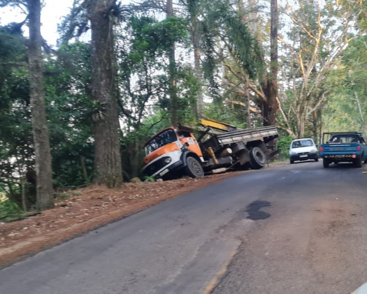 Motorista será afastado após se envolver em acidente com caminhão da Prefeitura de Criciúma