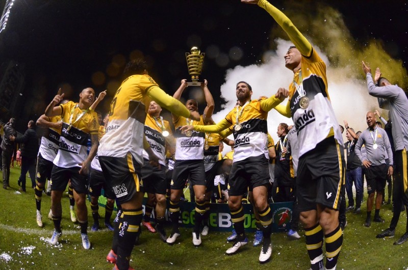 Criciúma faz a festa e volta a levantar uma taça depois de nove anos sem comemorar títulos
