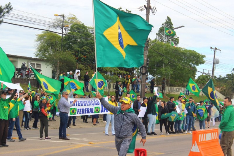 Manifestantes pedem 'intervenção federal' em frente à sede do Exército Brasileiro em Criciúma