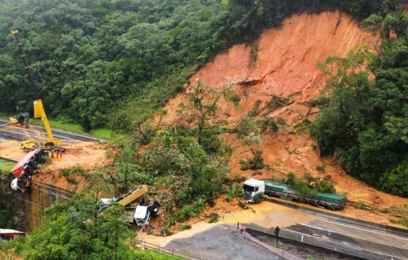 Carreta de Lauro Müller é atingida por deslizamento de terra na BR-376 