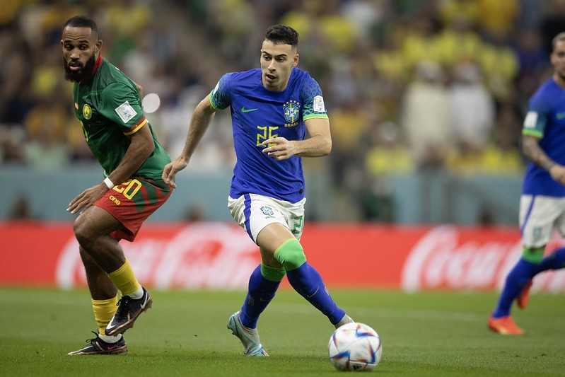 Brasil perde para Camarões, mas fecha fase de grupos em primeiro