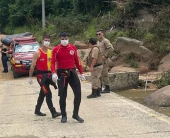 Corpo encontrado em Pedras Grandes é de motociclista que caiu em rio após acidente