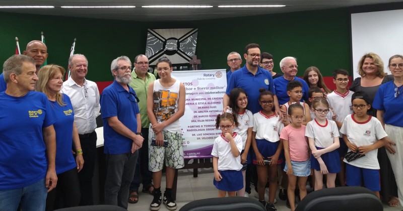 Entrega de óculos beneficia estudantes da rede municipal de ensino em Criciúma