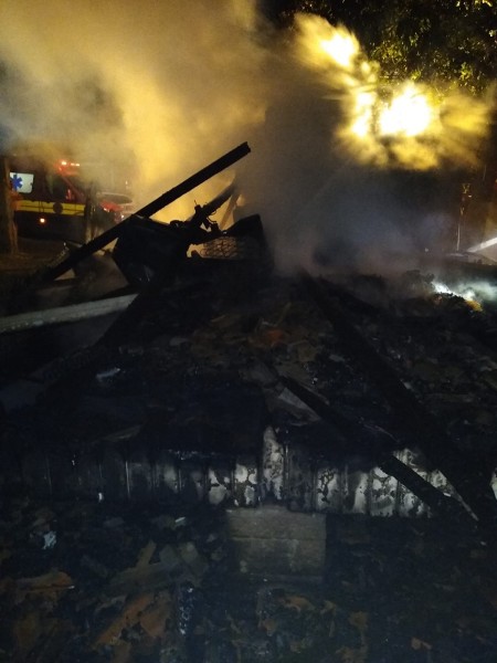 Criciúma: bombeiros combatem incêndio em casa  
