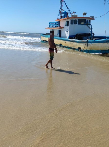Barco de Itajaí segue encalhado na Praia do Torneiro
