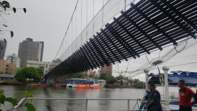 Cabo de ponte se rompe e mais de 50 pessoas caem no rio em Passo de Torres