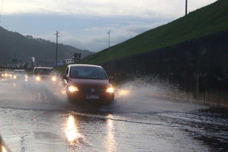 Ocorrências relacionadas a chuva mobilizam bombeiros em Criciúma, Araranguá e Arroio do Silva