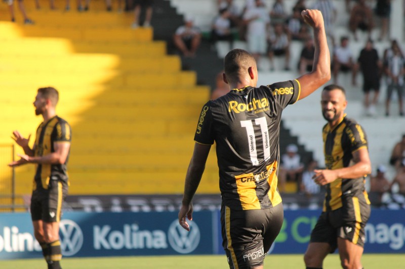 Fabinho marca de novo e garante primeira vitória do Criciúma dentro de casa na temporada