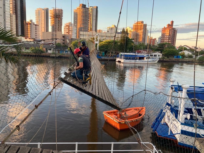 Prefeitura de Passo de Torres remove estrados de madeira da ponte pênsil