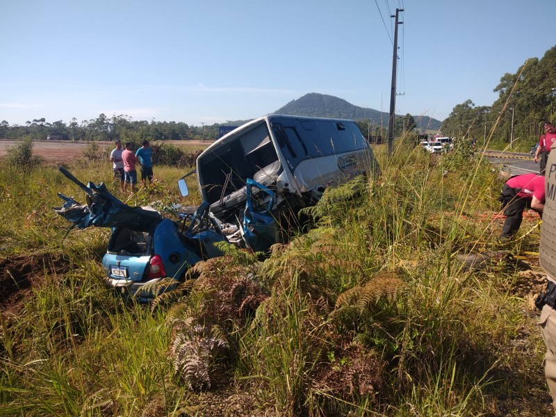 Homem morre após colisão frontal entre carro e ônibus na rodovia Jorge Lacerda em Criciúma