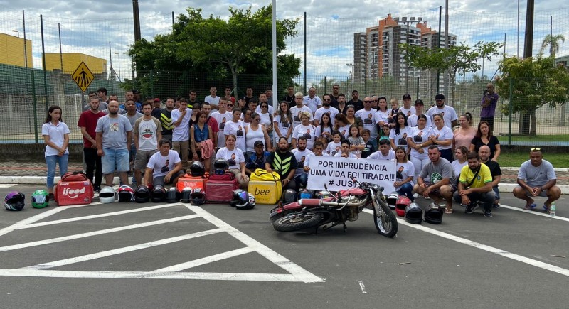 Família de jovem morto ao ser atingido por carro da DTT protesta contra prefeitura: 'fingem que nada aconteceu'