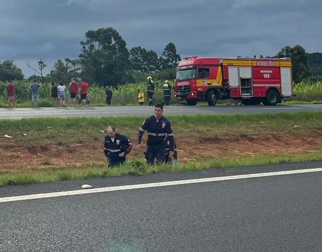 Homem morre e mulher fica ferida após capotamento na Via Rápida
