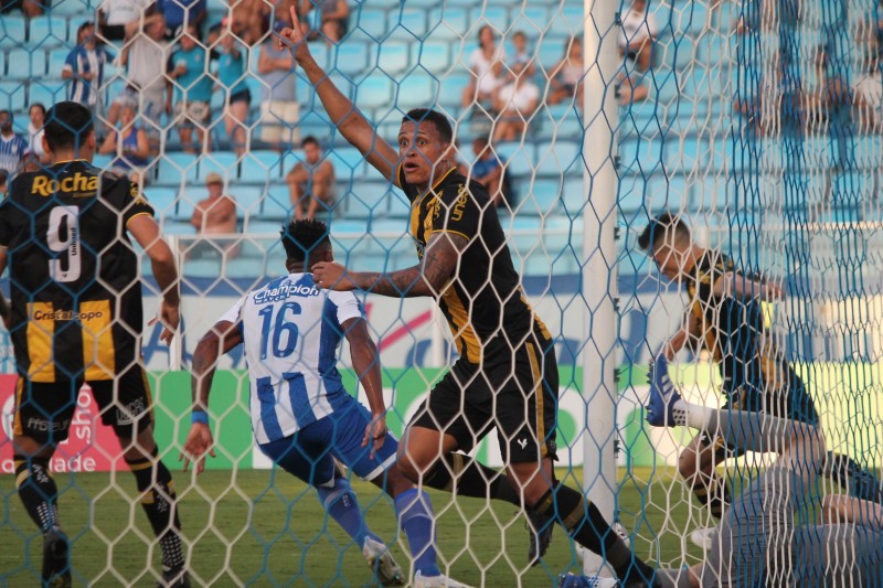 Em súmula, árbitro confirma que primeiro gol do Criciúma contra o Avaí foi de Lohan 