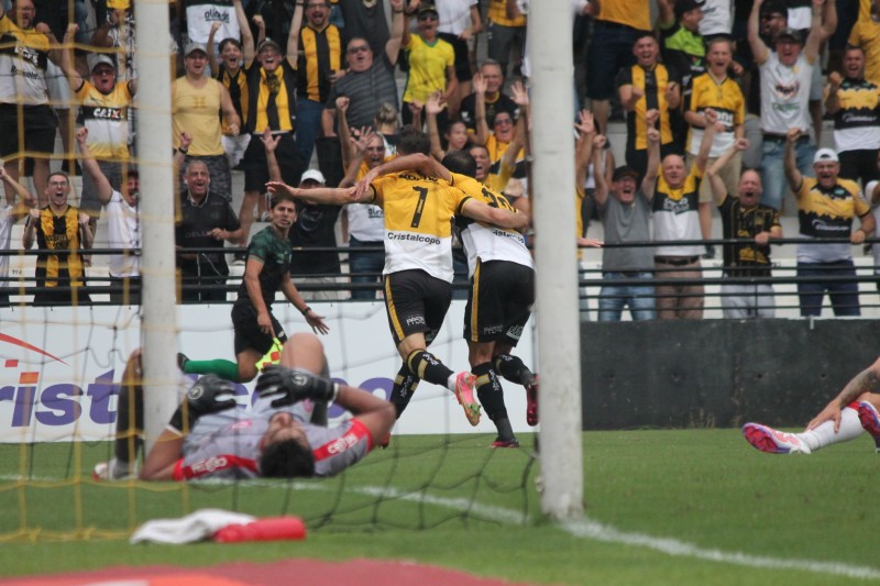 Criciúma larga na frente do Hercílio Luz na semifinal do Campeonato Catarinense
