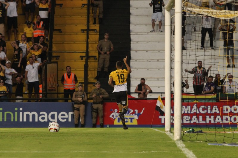 Herói improvável: VAR valida gol de Lohan no final e Criciúma abre vantagem na decisão