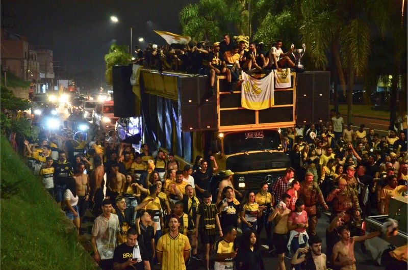 Delegação criciumense é recebida com festa do torcedor carvoeiro após conquistar o Catarinense