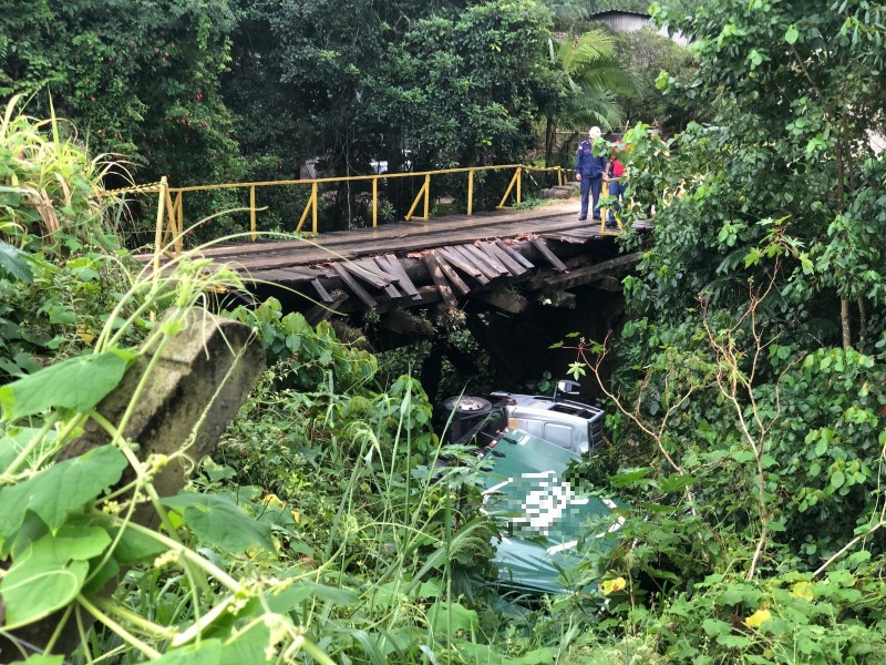 Caminhão tomba em ponte na cidade de Siderópolis