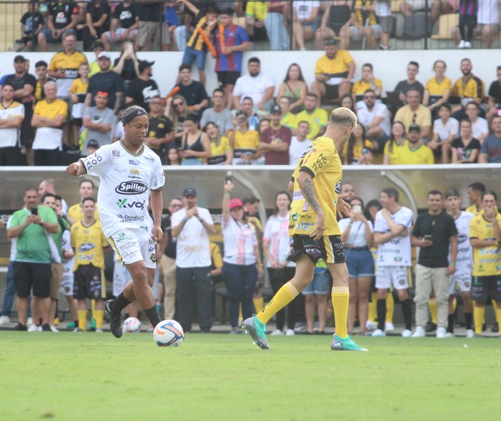 Jogo das Estrelas: ao lado de Ronaldinho, Maicon Sisenando reúne amigos e se despede dos gramados