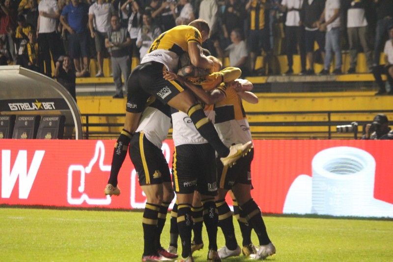Com gol nos primeiros minutos, Criciúma vence Sport e volta ao G4 da Série B