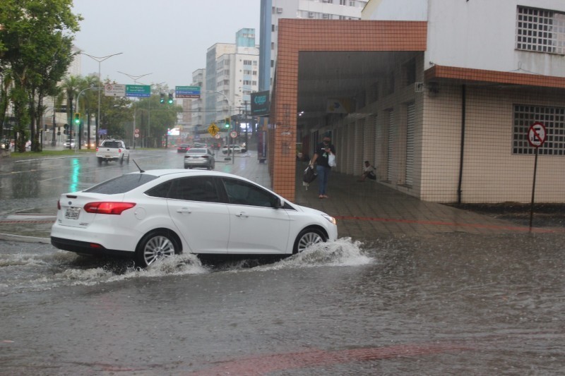 Criciúma registrou mais de 100 milímetros de chuva em 24 horas, afirma Defesa Civil 