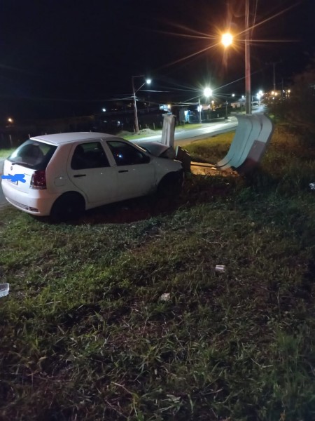 Criciúma: motorista morre ao colidir contra parada de ônibus na Avenida Universitária 