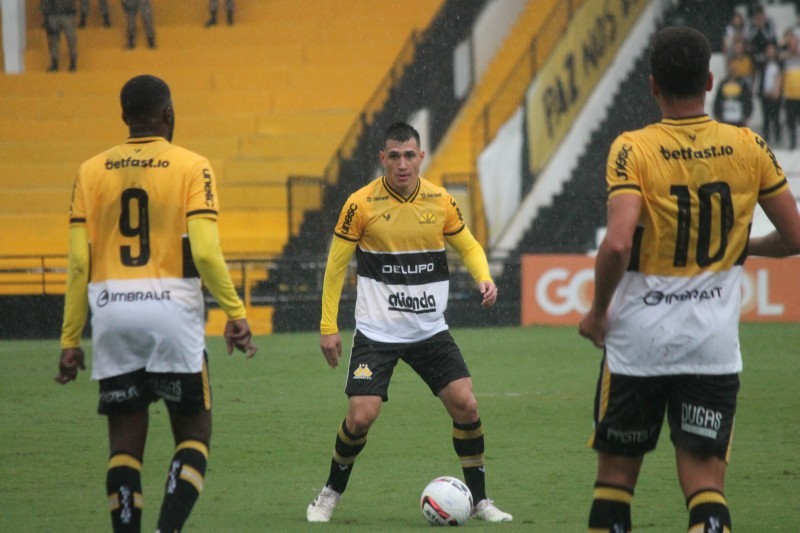 Léo Costa detalha desejo de ser capitão do Tigre e fala sobre jogo diante da Chapecoense 