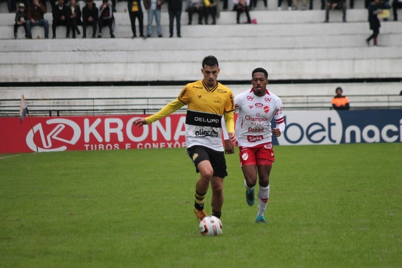 Criciúma renova contrato com o lateral-direito Claudinho 