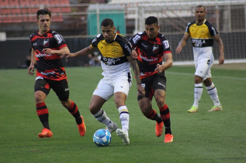 Sem criatividade e com atuação apagada, Criciúma é goleado pelo Ituano e segue fora do G4