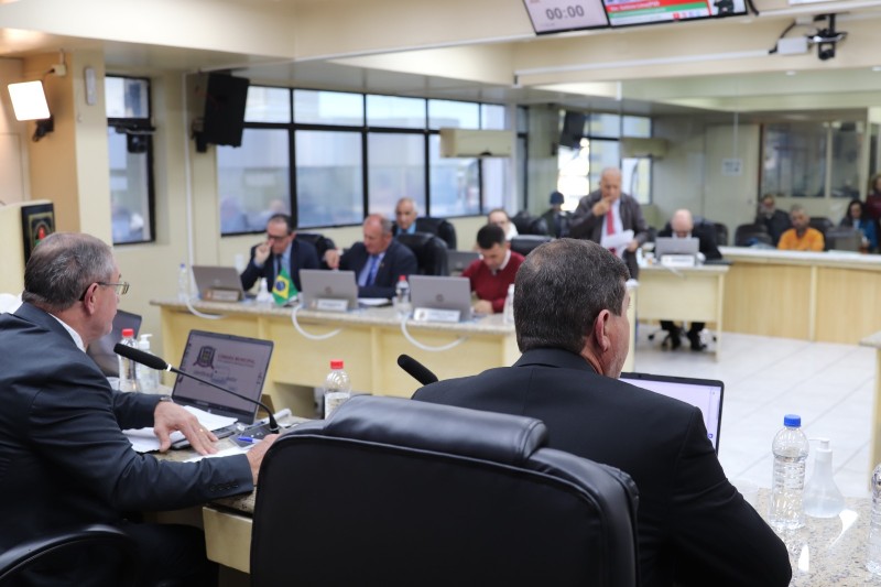 Criciúma: aprovado projeto que autoriza município a não pagar salário para servidor em mandato sindical
