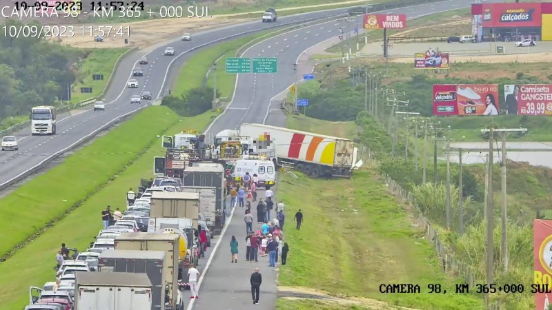 Remoção de carreta que tombou na BR-101 provoca filas de quatro quilômetros em Sangão