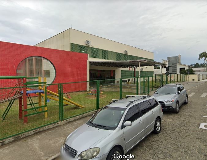 Reboco do teto de sala de aula desaba sobre alunos em escola de Criciúma