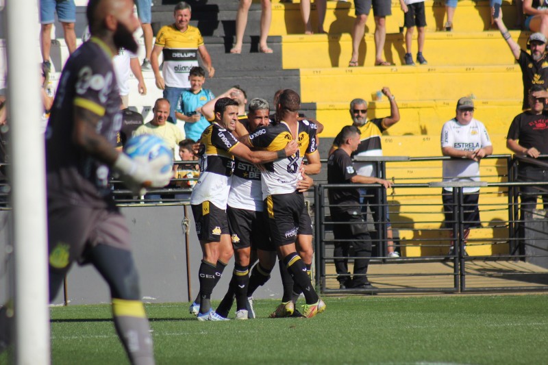 Criciúma sofre contra o Mirassol, mas vence com gol aos 50 do segundo tempo e entra no G4