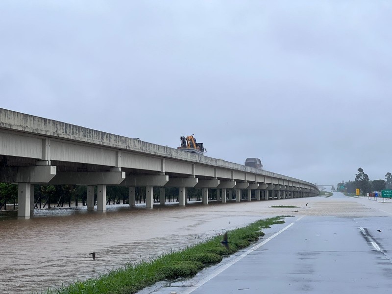 Chuva alaga pista e trânsito é desviado na BR-101 em Araranguá