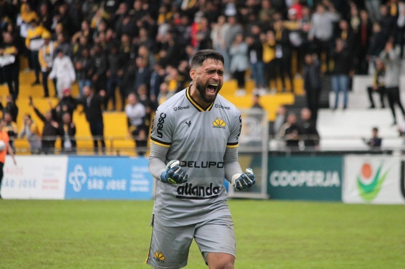 Exclusivo: goleiro Gustavo renova contrato com o Criciúma 